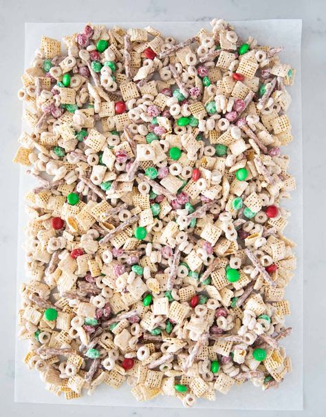 Sweet and salty Christmas chex mix made with just 5 simple ingredients. This is the perfect no-bake dessert recipe to have in your back pocket during the busy holiday season! Holiday Chex Mix Recipes, Tiramisu Pie, Chex Mix Recipes Christmas, Christmas Chex Mix, Xmas Snacks, Chex Mix Recipes Sweet, Christmas Snack Mix, Chex Recipes, Sweet Chex Mix