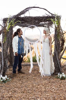 Gallery - Native American Wedding Ideas Native Wedding Dress, Native American Wedding Ideas, Native American Wedding Traditions, Native American Wedding Dress, Native Wedding, Native American Wedding, Feather Bouquet, Wedding Blessing, Wedding Entrance Decor