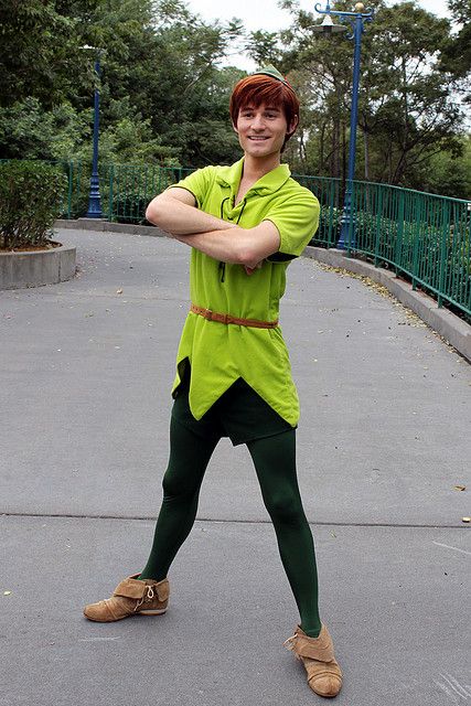 Diy Peter Pan Costume Men, Peter Pan Cosplay Men, Peter Pan Disfraz, Male Disney Costumes, Disney Costumes For Men, Diy Peter Pan Costume, Peter Pan Disneyland, Peter Pan Cosplay, Tinkerbell Outfit