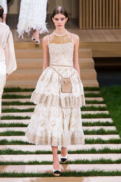 Chanel Couture spring/summer 2016 - HarpersBAZAAR.co.uk Chanel 2016 Spring Summer, Chanel Spring 2016, Lagerfeld Chanel, Chanel 2016, Fashion Show 2016, 2016 Couture, High Fashion Couture, Chanel White, Collection Couture