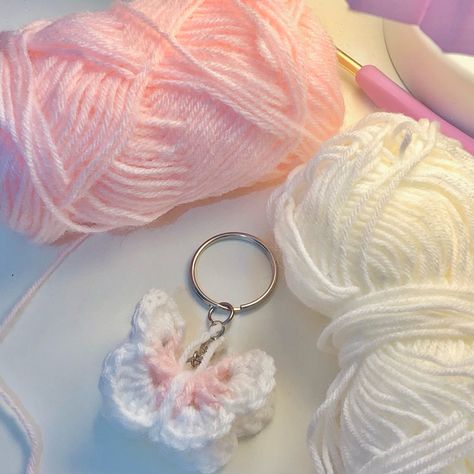 Kawaii Crochet Keychain, Small Crochet Projects Free Easy Patterns, Butterfly Keychain Crochet, Cute Crochet Keychain Ideas, Crochet Patterns Keychain, Crochet Ideas Keychain, Keychain Ideas Crochet, Keychain Crochet Ideas, Knit Keychain