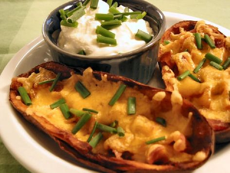 Applebee's Potato Skins Recipe - Applebee's Recipes Applebees Recipes, Potato Baked, Baked Potato Skins, Potatoe Skins Recipe, Skin Recipes, Bacon Potato, Potato Skin, Copycat Restaurant Recipes, Sweet Chilli Sauce