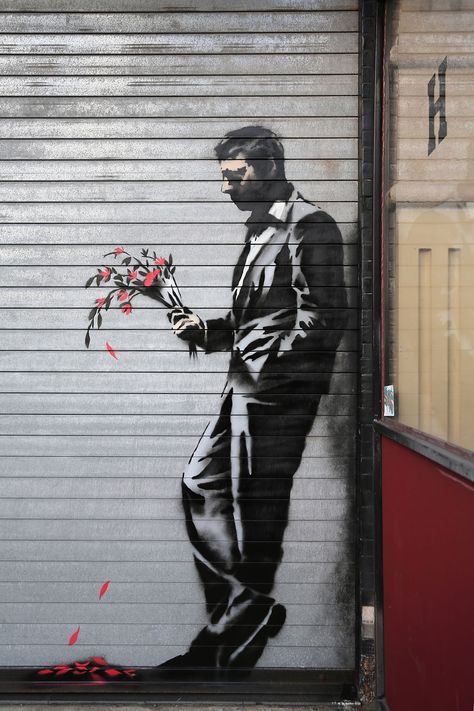 See Banksy's Art From Around the World | Time Banksy Artwork, Street Art Banksy, Creation Art, Banksy Graffiti, Banksy Art, Amazing Street Art, Graffiti Artist, Chalk Art, Street Art Graffiti