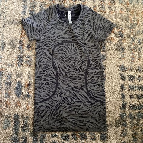 New Lululemon Size 4 Swiftly Tech Short Sleeve Shirt Primal Clash Black Gull Grey. (No longer sold at lulu) Swiftly Tech Short Sleeve Outfit, Dance Christmas, Swiftly Tech Short Sleeve, Lululemon Swiftly Tech, Tech T Shirts, Lululemon Swiftly, Swiftly Tech, Cat Room, Gym Training