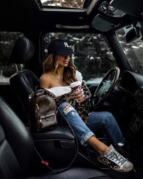 Cap Outfits For Women, Car Poses, Cap Outfit, Pose Fotografi, Smink Inspiration, Model Pose, Model Poses Photography, Fashion Photography Poses, Portrait Photography Poses