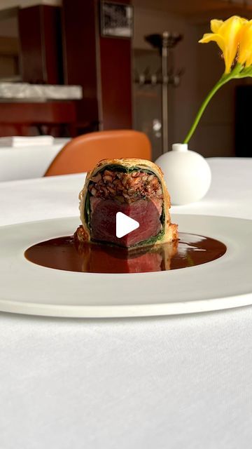 Beef Wellington Fine Dining, Welington Recipes, Plating Ideas Main Course, Fine Dining Starters, Wellington Recipe, Beef Wellington Recipe, Student Recipes, Christmas Prep, Michelin Guide