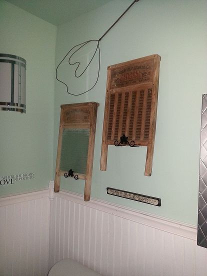 best way to hang antique washboards, home decor, repurposing upcycling Antique Washboard Decor Ideas, Washboard Decor, Glass Washboard, Old Washboards, Inside Kitchen Cabinets, Diy Canvas Frame, Antique Kitchen Decor, Plate Holders, Faux Brick Walls