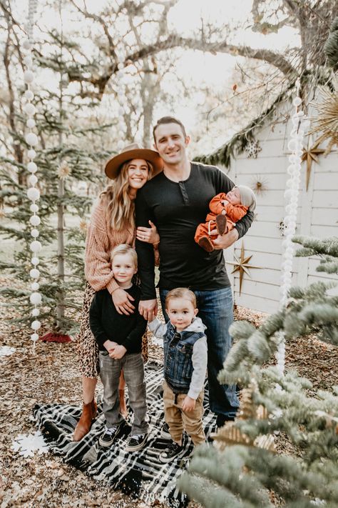 3 Family Christmas Photos, Winter Christmas Family Photos Outfit Ideas, Holiday Family Photoshoot Ideas, Simple Family Photo Outfits Winter, Casual Christmas Picture Outfits, Family Photos For Christmas Cards, Christmas Card Photo Outfits Family, Family Of 5 Christmas Photos, Christmas Photos With Baby Family