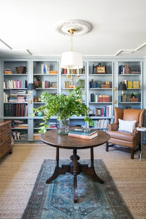 Blue Bookshelves, Blue Bookcase, Living Room Cozy, Room Cozy, Home Library Design, Ideas For Living Room, Trendy Living Rooms, Home Libraries, Décor Diy