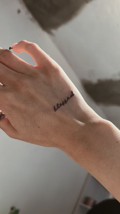 Tattoo On Hand Wrist, Hand Tattoos Quotes Words, Hand Tattoo Name For Women, Tatoo Woman For Hand, Hand Qoute Tattoo, Text On Hand Tattoo, Grateful Hand Tattoo, Small Hand Tattoos For Women Words, Name On Finger Tattoos For Women