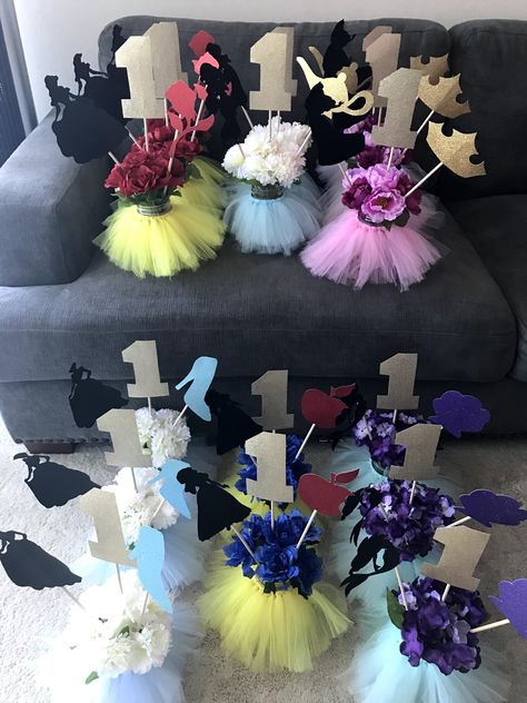 Princess Diy Party Decorations, Princess Center Piece Ideas, Disney Princesses Centerpieces, Princess Theme Centerpieces Diy, Princess Birthday Centerpieces Diy, Princess Centerpiece Ideas Diy, Disney Princess Flower Centerpieces, Princess Party Table Centerpieces, Disney Princess Birthday Party Diy