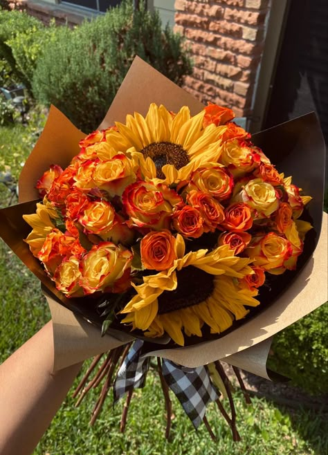 Flower Arrangements For Girlfriend, Sunflower Fall Bouquet, Thanksgiving Flower Bouquets, Orange Bouquet Flowers, Spooky Flower Arrangements, Sunflower Bouquet Aesthetic, Fall Flowers Aesthetic, Fall Sunflower Bouquet, Sunflower And Rose Bouquet