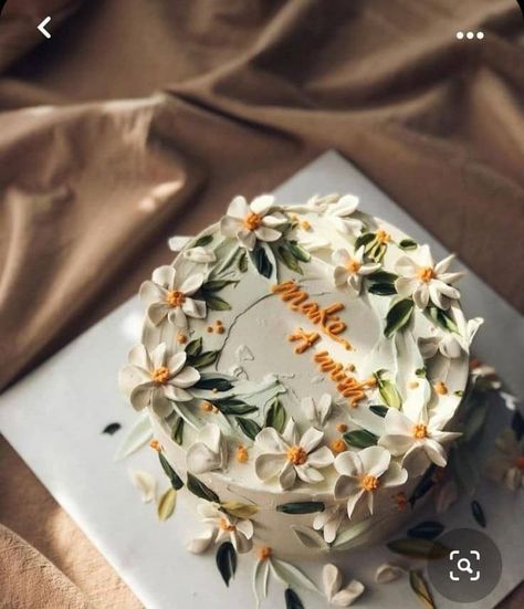 Cake With Daisy Flowers, Floral Cake Design Birthday, Daisy Cake, Cake With Flowers, Daisy Cakes, Buttercream Flower Cake, Birthday Cake With Flowers, Beautiful Cake Designs, Simple Cake Designs