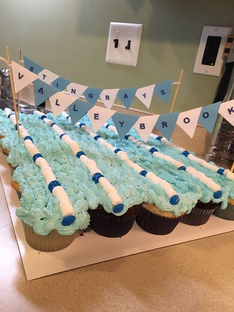 Swim Team Banquet pull apart cupcake cake! Swim Team Party Food, Swim Team Dessert Ideas, Swim Team Cupcakes, Swim Team Christmas Party, Swim Team Parade Float Ideas, Senior Swim Gifts, Swim Banquet Centerpieces, Swimming Cupcakes, Swim Team Party