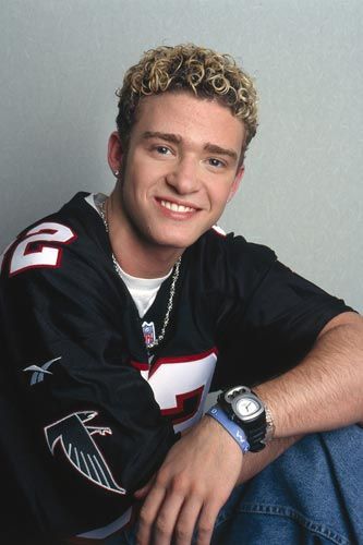 So it begins: A young Justin makes waves with his artfully sculpted eyebrows, delicate curls, and sassy blonde tips. Justin Timberlake Hairstyle, My Love Justin Timberlake, Justin Timberlake Nsync, 2000s Boys, Blonde Tips, Celebrity Singers, Celebrity Travel, Boy Band, Backstreet Boys