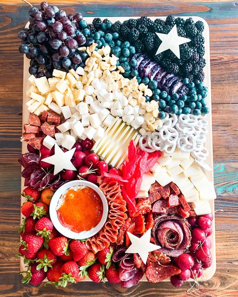 Red White Blue Charcuterie, Independence Day Charcuterie Board, Red Color Appetizers, 4th Of July Meat And Cheese Tray, 4th Of July Table Spread, 4th Of July Food Board, Appiterzers For 4th Of July Party, Usa Party Food, Red White Blue Charcuterie Board