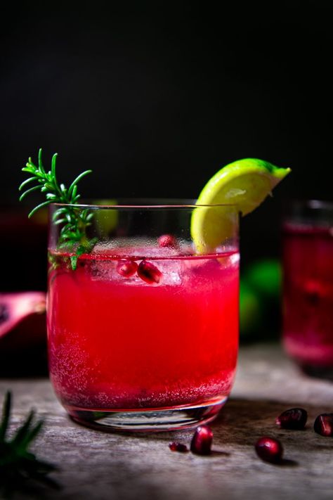 Cocktail Pomegranate, Refreshing Rum Cocktails, Fresh Pomegranate Juice, Shrimp Pasta Recipes Easy, Rum Cocktails, Pink Cocktail, Rum Punch, Rum Drinks, Winter Desserts