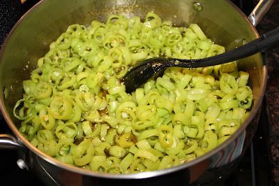 Banana Pepper Sauce Recipe, Canning Banana Peppers, Hot Banana, Recipes With Banana Peppers, Salsa Canning Recipes, Canning Peppers, Hot Banana Peppers, Canning Jam Recipes, Cowboy Candy