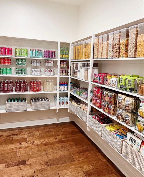 Kylie Kardashian Pantry, Dream Pantry Luxury, Giant Pantry, Dream Pantry Walk In Luxury, Pantry Aesthetic, Aesthetic Pantry, Luxury Pantry, White Pantry, Dream Pantry