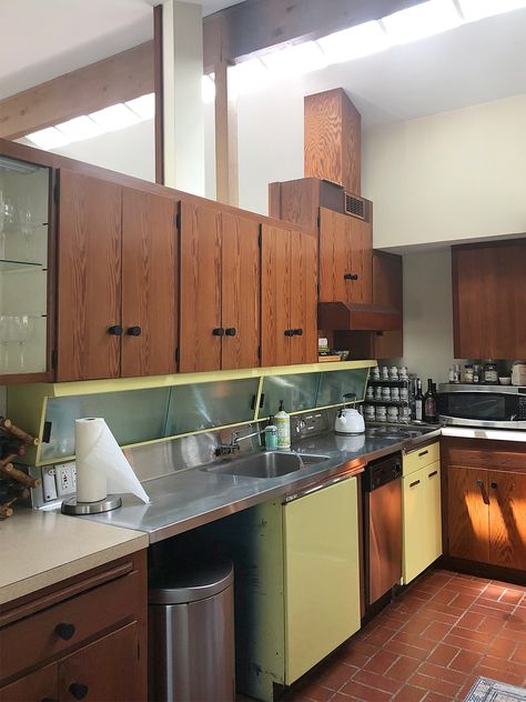 Mid Century Cottage Kitchen, Mid Century Modern Kitchen Sink, Maximalist Mid Century Modern, Mid Century Kitchen Cabinets, Mid Century Modern Kitchen Renovation, Retro Modern Kitchen, Mid Century Cottage, 80s Kitchen, 1960s Kitchen