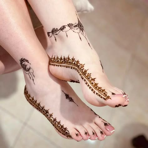 Henna Design Foot, Simple Feet Henna, Simple Foot Henna, Feet Henna Design, Leg Henna Designs, Feet Henna, Wedding Henna Designs, Simple Mehendi Designs, Foot Henna