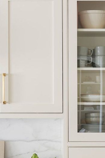 The question of which is the best white paint for kitchen cabinets is an age-old debate, so we asked designers to share their favorite swatches. White Down Cabinets, Soft Beige Cabinets, Cabinet Colors With Carrara Marble, Sherwin Williams Dover White Kitchen Cabinets, Oxford Cream Paint, Ivory Cabinets White Countertops, Cream Kitchen Cabinet Paint Colors, Best White Colors For Kitchen Cabinets, Best Warm White Cabinet Color