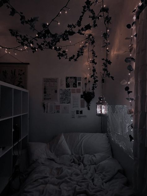 Room decoration Room Themes Aesthetic Black, Dark Asthetics Rooms, Room Asthetics Ideas, Cozy Black Bedroom Aesthetic, Aesthetic Rooms Dark, Dark Room Vibes, Dark Room Makeover, Black Room Decor Bedroom Dark, Bedroom Ideas For Small Rooms Dark