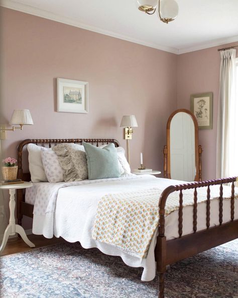 Bed Off Center In Room, Mauve Girls Room, Rugs In Bedroom, Mauve Bedroom, Vintage Girls Rooms, Girl Room Inspiration, Spare Bed, Toddler Girl Room, Basement Apartment