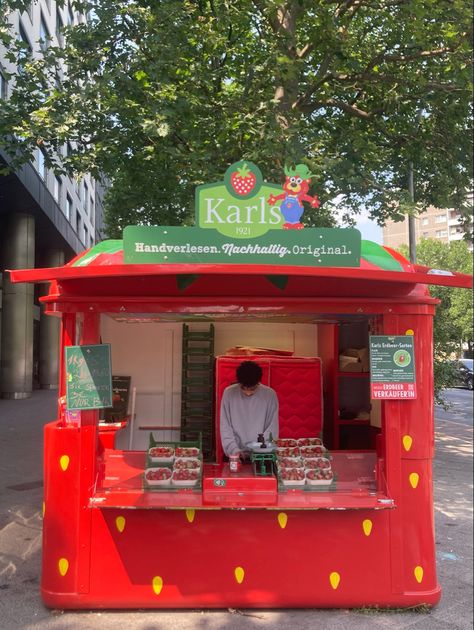 This was the cutest shop, a strawberry stand that only sells fresh Strawberries Strawberry Stand, Korean Ice Cream, Food Booth, Mobile Food Cart, Concession Trailer, Vendor Booth, Fruit Shop, Portable Food, Exhibition Stand Design