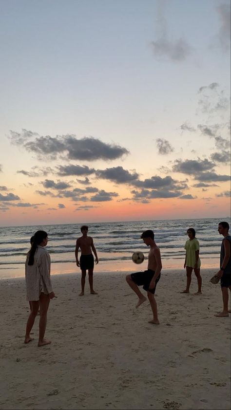 Beach Football Aesthetic, Summer Vacation With Friends, Vacation Friends Aesthetic, Summer Beach Aesthetic Friends, Beach With Friends Aesthetic, Soccer On The Beach, Soccer With Friends, Soccer Sunset, Football Sunset