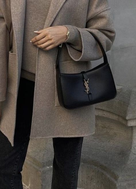 photo via @irinstylin / YSL bag / minimal / neutral / Autumn / outfit / Ysl Hobo Bag Outfit, Ysl Bag Outfit, Hobo Bag Outfit, Designer Wishlist, Neutral Autumn, Bags Brands, Aw 23, Grace Kelly Style, Purse Outfit