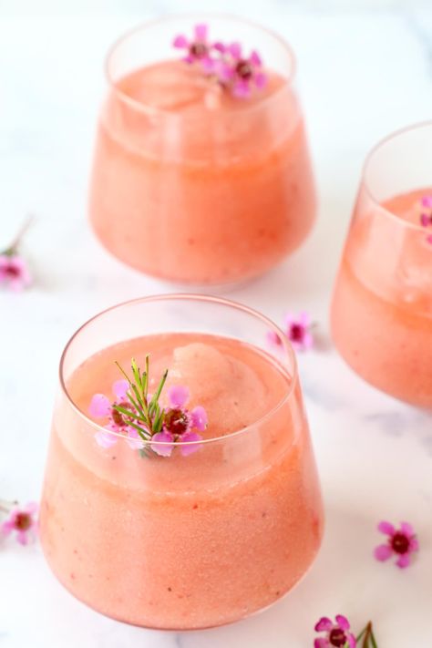 Frozen Alcoholic Drinks Slushies, Frose Recipe Easy, Frose Cocktail, Frose Recipe, Frozen Mixed Drinks, Frosé Recipe, Wine Float, Cocktail Recipes Tequila, Frozen Drinks Alcohol