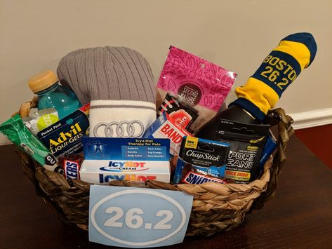 Keep the runners warm, fueled, and anti-inflamed! Marathon Care Package Ideas, Runner Gift Basket, Post Marathon Gift Basket, Runners Gift Basket, Marathon Gift Basket, Sports Gift Basket, Marathon Prep, Bf Pics, Marathon Gift