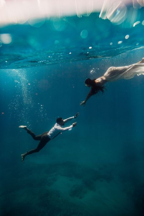 Epic underwater couples session in Hawai'i Underwater Senior Pictures, Underwater Couple Photography, Mermaid Photography Photo Shoots, Couples Underwater, Underwater Reference, Couple Underwater, Man In Water, Underwater Shoot, Underwater Lovers