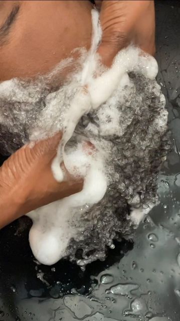 Washing Hair Aesthetic Photo, Hair Wash Day Aesthetic, Hair Wash Aesthetic, Washing Hair Aesthetic, Doing Hair Aesthetic, Salon Pics, Girl Salon, Washing Your Hair, Hair Washing