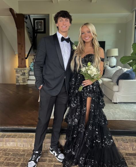 Black Prom Dress And Suit, Black Prom Dress Couple, Red Prom Dress Long, Dark Gray Suit, Jr Prom, Prom Couples, Black Prom Dress, Prom Looks, Cute Prom Dresses