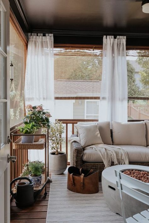 60 Beautiful Screen Porch Ideas On A Budget - Nikki's Plate Budget Screened In Porch, Screened In Back Porch Ideas Farmhouse, Screened In Porch Stain Ideas, Screened Porch With Curtains, How To Decorate A Screened In Porch, Decorating Screened In Porches, Screened In Back Porch Ideas Cozy, Chic Patio Ideas, Screened Porch Plants