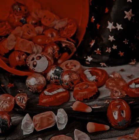 Trick Or Treat Aesthetic, Halloween Aesthetic Spooky, Scary Cosplay, Nostalgic Halloween, Aesthetic Spooky, Art Pumpkin, October Art, Ghost Costume, Halloween Everyday