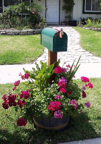 Pretty mailbox by MaryLou Heard's Garden Tour 2008, via Flickr Mailbox Planter, Mailbox Garden, Mailbox Landscaping, Landscape Designs, Garden Containers, Flower Bed, Lawn And Garden, Shade Garden, Dream Garden