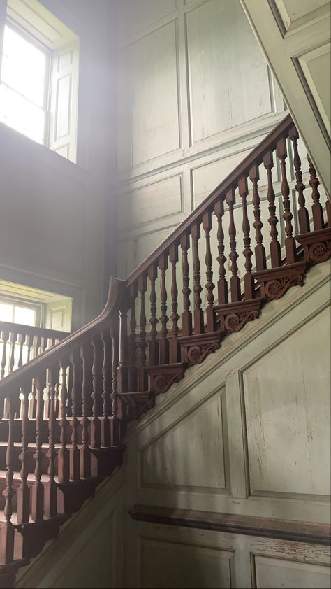 Staircase Vintage, Vintage Stairs, Aesthetic Stairs, Vintage Staircase, Staircase Paneling, Old Staircase, Old Stairs, Drayton Hall, Falling Down Stairs