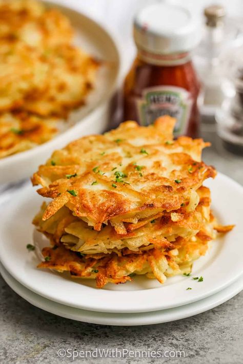 This homemade hashbrowns recipe is made with 4 ingredients including shredded potatoes. Pressed and pan-fried (then baked), they are the perfect portable snack or breakfast side dish. Make a big batch and freeze the leftovers to grab on busy mornings. #spendwithpennies #homemadehashbrowns #homemadeshreddedhashbrowns #shreddedhashbrowns Homemade Hashbrown Recipes, Shredded Hashbrown Recipes, Shredded Hashbrowns, Hashbrown Casserole Easy, Homemade Hashbrowns, Breakfast Sides Dishes, Frozen Hashbrowns, Shredded Hash Browns, Main Food