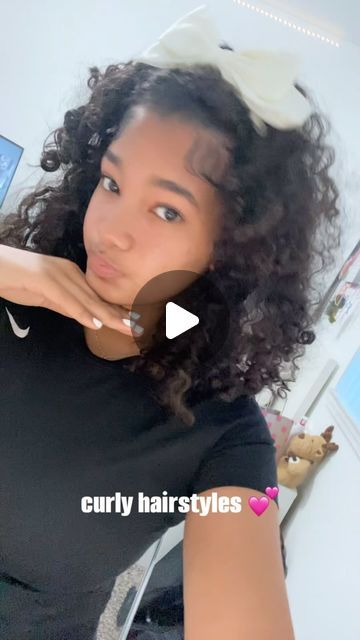 alma on Instagram: "back to school ideass🌸 #curly #curlyhairstyles #curlynaturalhair" Rubber Band Hairstyles Natural Hair Curly, 3c Natural Hairstyles, Easy Hairstyles For Curly Hair Natural, Hairstyles To Do With Curly Hair, Back To School Hairstyles Curly Hair, Headband Hairstyles Curly Hair, Cute Easy Curly Hairstyles, Curly Hair Styles For School, Easy Cute Hairstyles For School