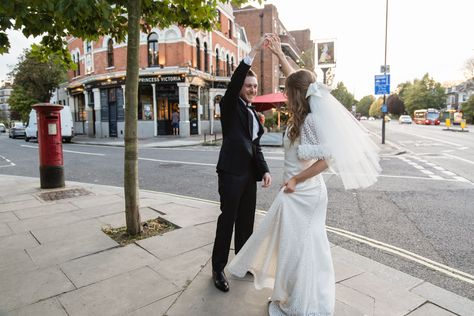 Wedding bridal veil with bow. Short, elbow length veil. Wedding dress with short sleeves. Micro wedding. Satin bow. Hair down. Brunette bride. Satin Wedding Dress Lace Veil, Kate Moss Wedding Veil, Brunette Bride, Elbow Length Veil, Wedding Veils Short, Cathedral Bridal Veils, Short Sleeve Wedding Dress, Wedding Bridal Veils, Lace Veils