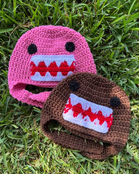 handmade crochet domo hats ! *made to fit adults*  Please pick what color you would like and how many. product is handmade and takes 1-2 weeks for completion. *Item made in pet-friendly home* Crochet Domo Hat, Dark Green Crochet Ideas, Matching Crochet Hats, Crochet Gift Ideas For Boys, Silly Crochet Hats, Crochet Squid Hat, Cute Beanie Crochet, Funky Crochet Projects, Cool Crochet Hats