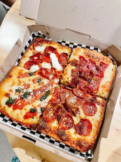 Square Pizza Photography, Pizza Boxes Aesthetic, Cheesy Photoshoot, Pizza Squares, Pizza In Chicago, Detroit Style Pizza, Detroit Pizza, Pizza Aesthetic, Square Pizza