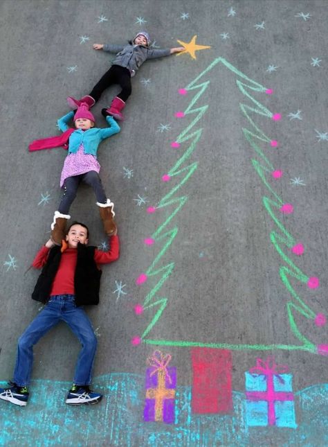 Chalk Photography, Sidewalk Chalk Ideas, Chalk Pictures, Chalk Photos, Family Christmas Card Photos, Chalk Ideas, Christmas Photo Ideas, Trendy Photography, Sidewalk Chalk Art