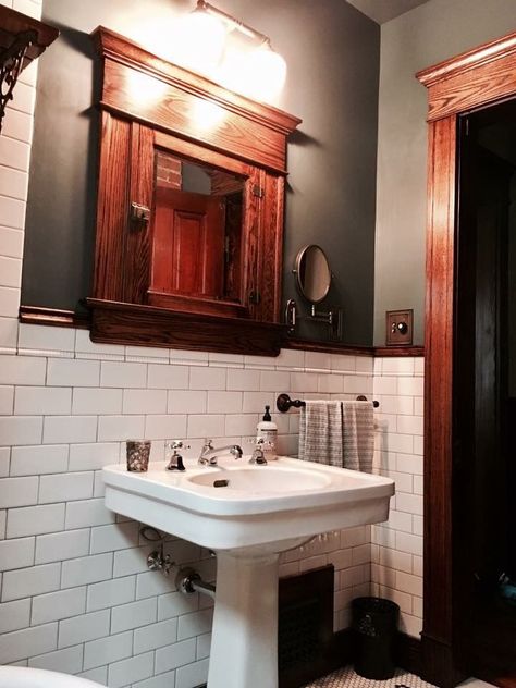 Love the colors, tile, & wood tones of this classic arts and crafts bathroom Wood Paneled Bathroom, 1910 Bathroom, Mission Style Bathroom, Bathroom Craftsman, Craftsman Style Bathrooms, Craftsman Style Interiors, Craftsman Interior Design, Easy Bathroom Makeover, Bungalow Bathroom