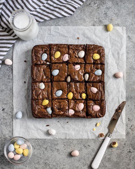 mini egg brownies Mini Egg Brownies, Gooey Chocolate Brownies, Fried Mac And Cheese, Easy Easter Treats, Peanut Butter Eggs, Mini Egg, Malted Milk, Brownies Recipe, Brownie Recipe