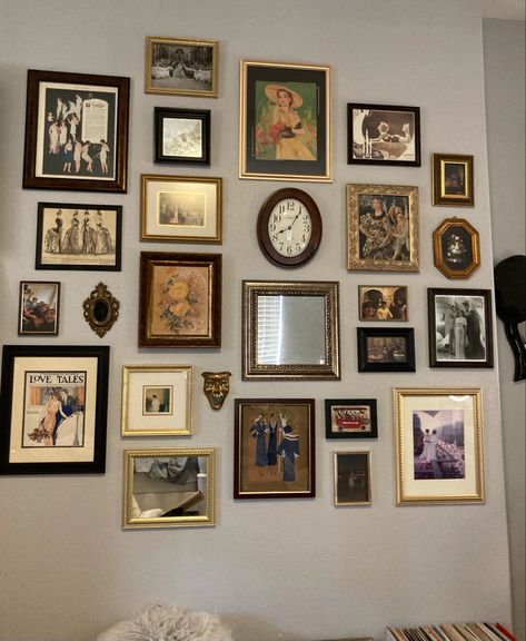 Wall Of Frames Vintage, Cottagecore Pictures For Wall Collage, Gallery Wall Ideas Dark Academia, Photo Wall Mixed Frames, Galary Wall Decor Vintage, Galary Wall Decor Bedroom, Picture Wall Ideas Small Space, Eclectic Picture Frame Wall, Collage Living Room Wall