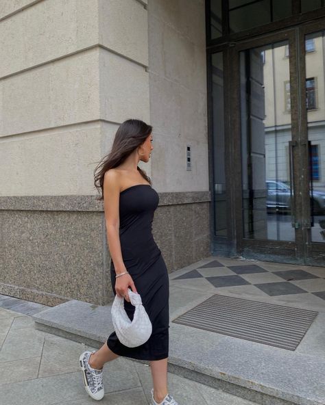 Strapless Casual Dress, Fashion 23, Korean Outfit Street Styles, Selfie Poses Instagram, Dress Photo, Outfit Inspo Summer, Poses Instagram, Winter 23, Inspo Outfit